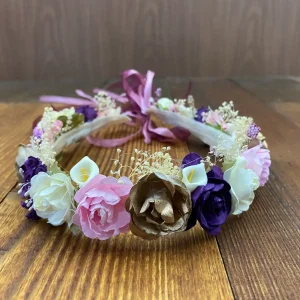 Corona Morada, Dorada, Beige y Rosada con Flores