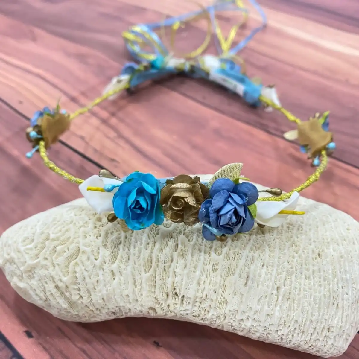 Corona Dorada con Flores Celestes y Azules Kiara 1 Corona Dorada con Flores Celestes y Azules Kiara