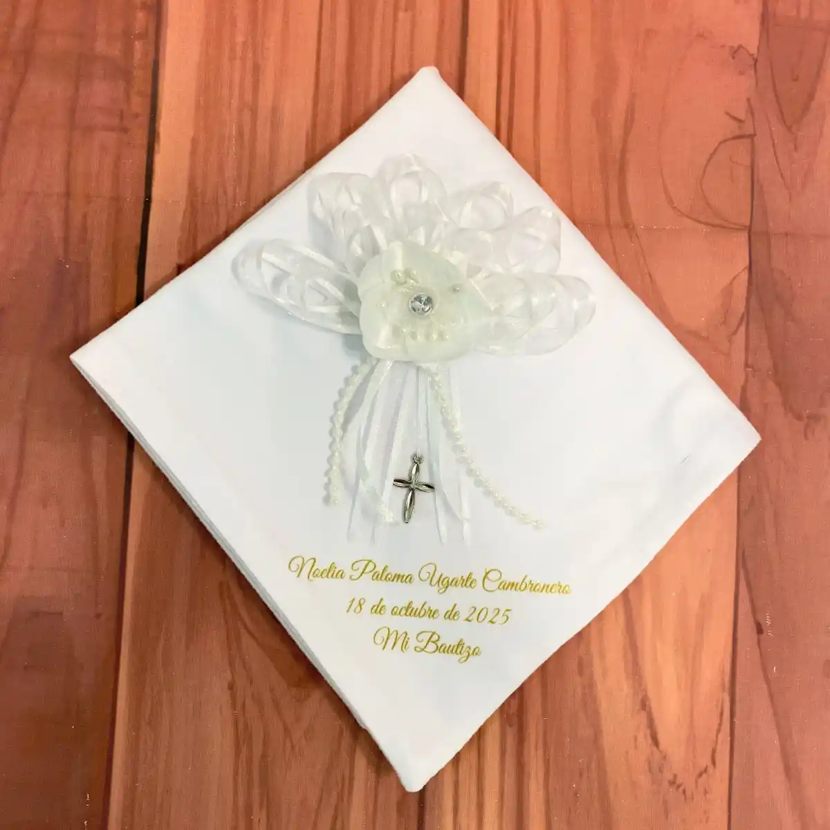 Paño Blanco para Bautizo con Flor y Perlas Antonella 1 Paño Blanco para Bautizo con Flor y Perlas Antonella