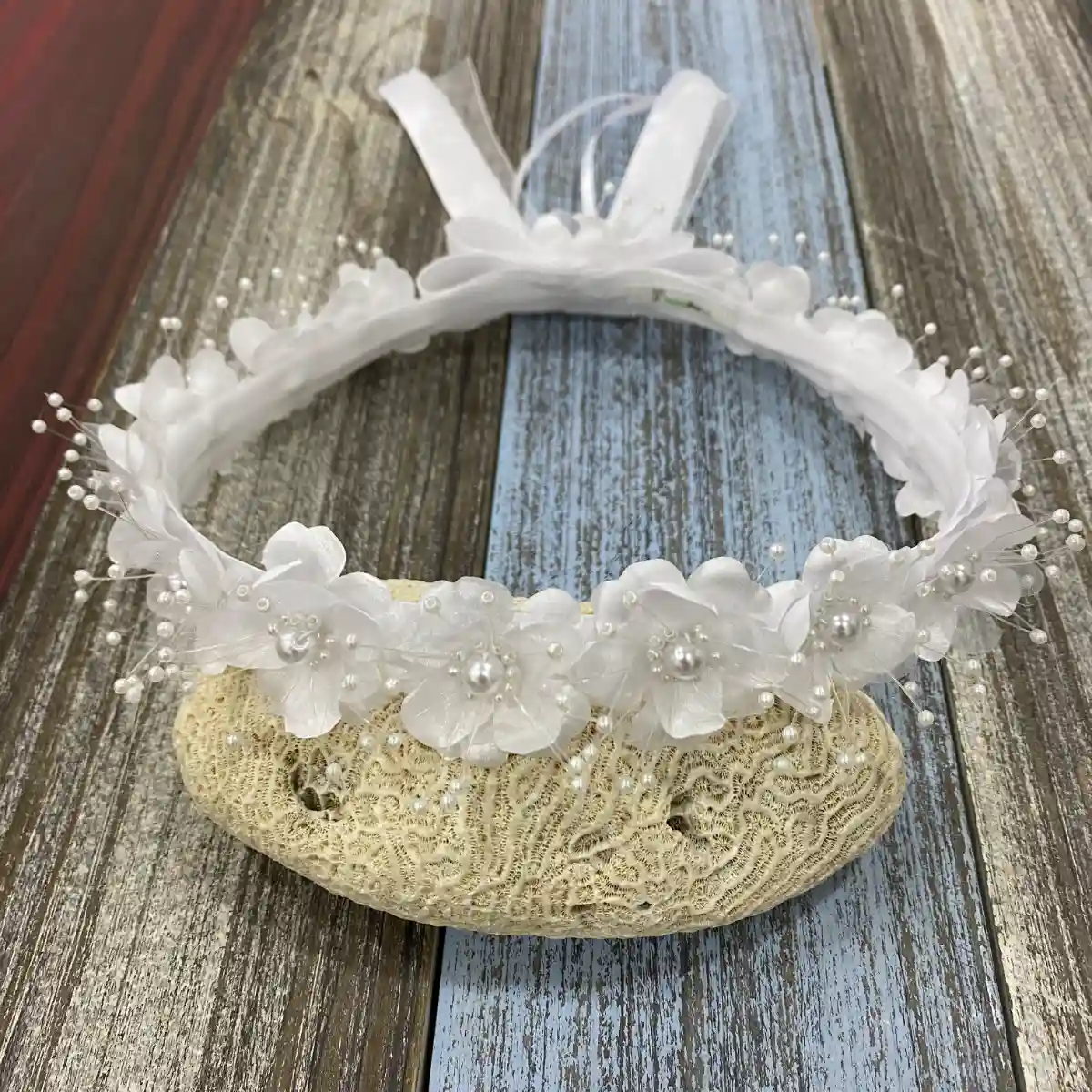 Corona Blanca con Flores Bernardette Cerrada con Lazo 1 Corona Blanca con Flores Bernardette Cerrada con Lazo