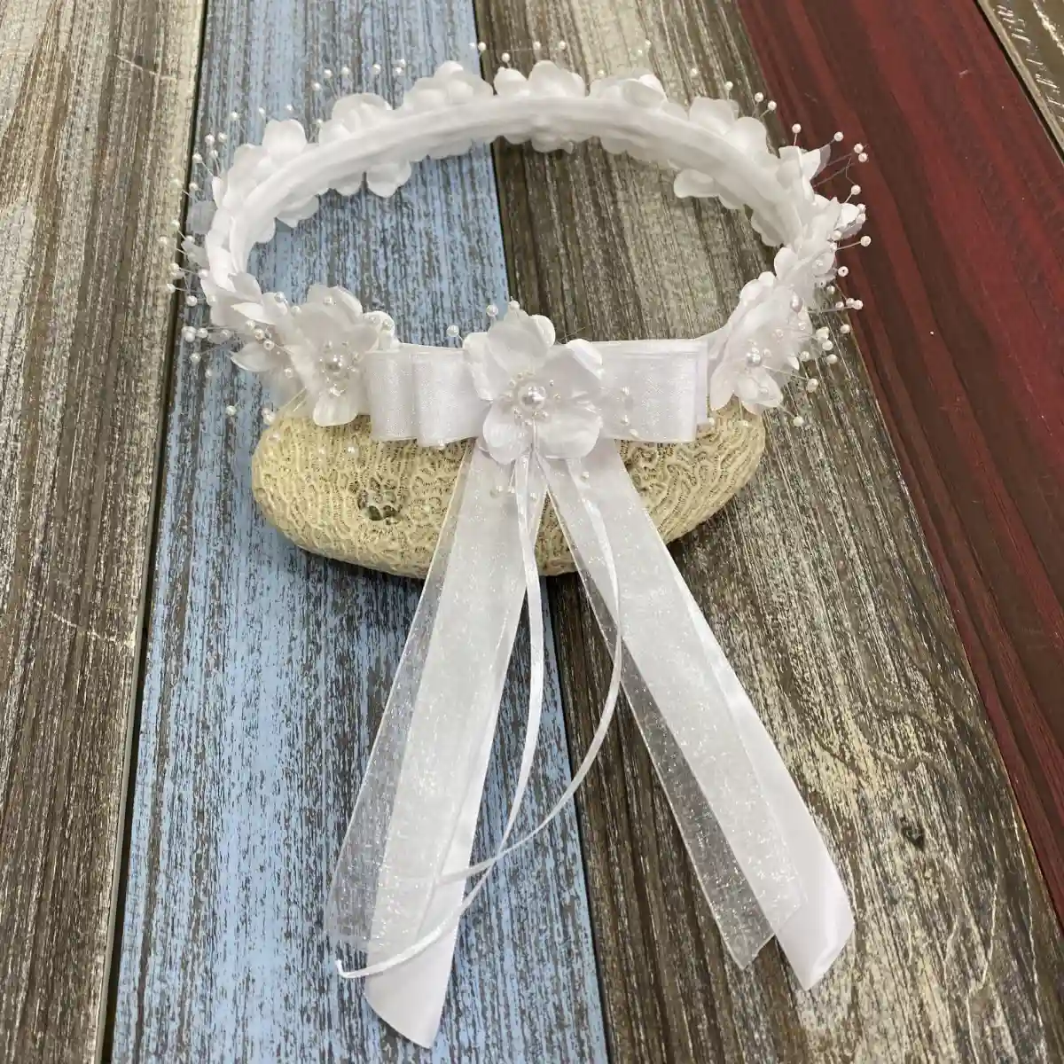 Corona Blanca con Flores Bernardette Cerrada con Lazo 2 Corona Blanca con Flores Bernardette Cerrada con Lazo - Imagen 2