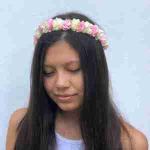 Corona Beige y Rosado con Flores con Perlas Belén