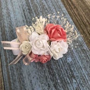 Corsage de Flores Blanca y Coral