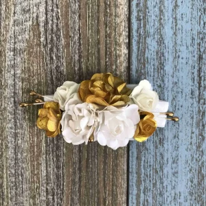 Corsage de Flores Blancas y Doradas