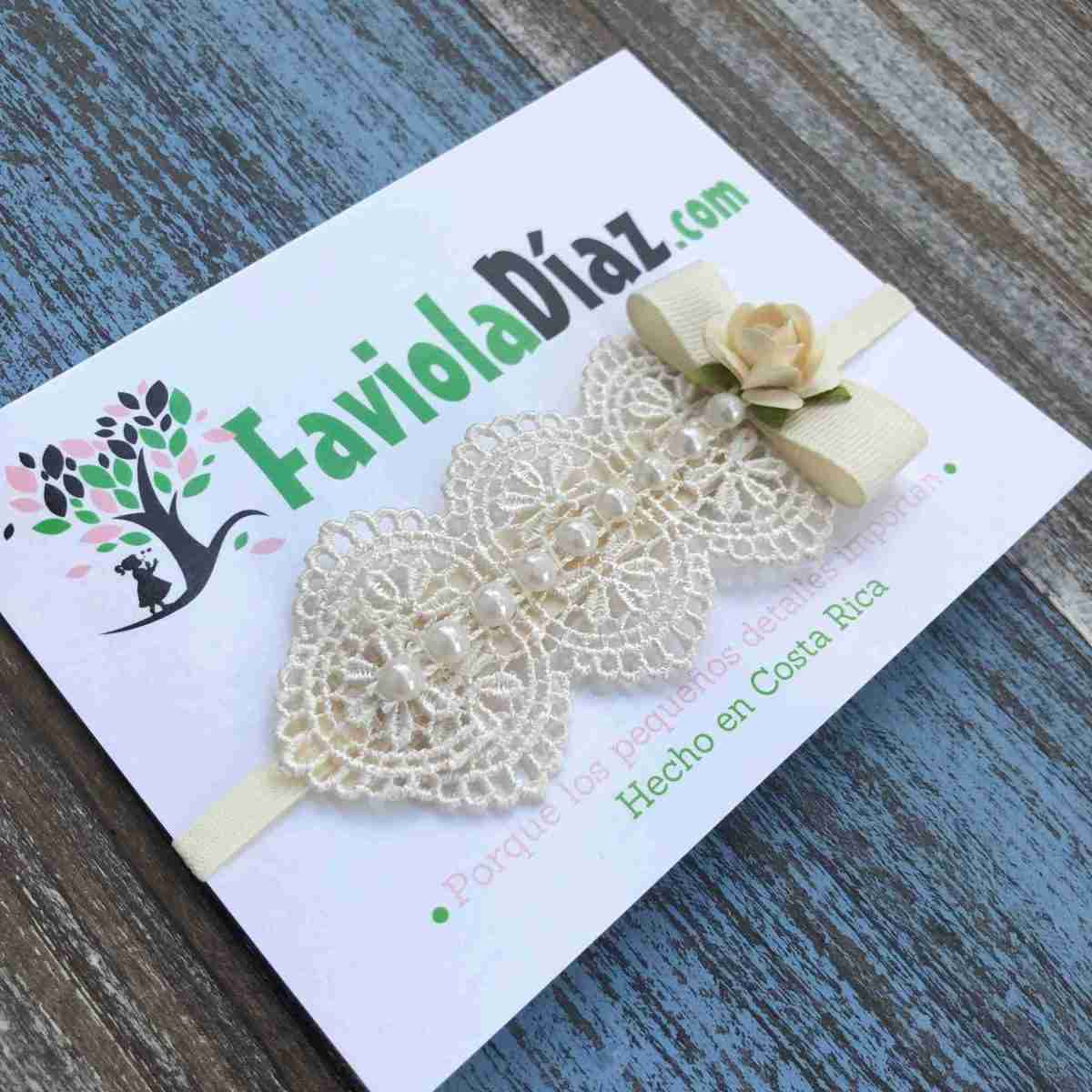 Vincha Beige de Encaje con Perlas Becca 4 Vincha Beige de Encaje con Perlas Becca - Imagen 4