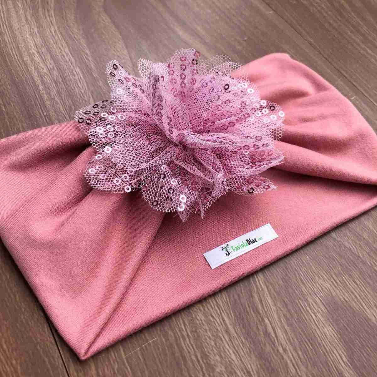 Vincha Belle Palo Rosa Tipo Turbante con Flor 3 Vincha Belle Palo Rosa Tipo Turbante con Flor - Imagen 3