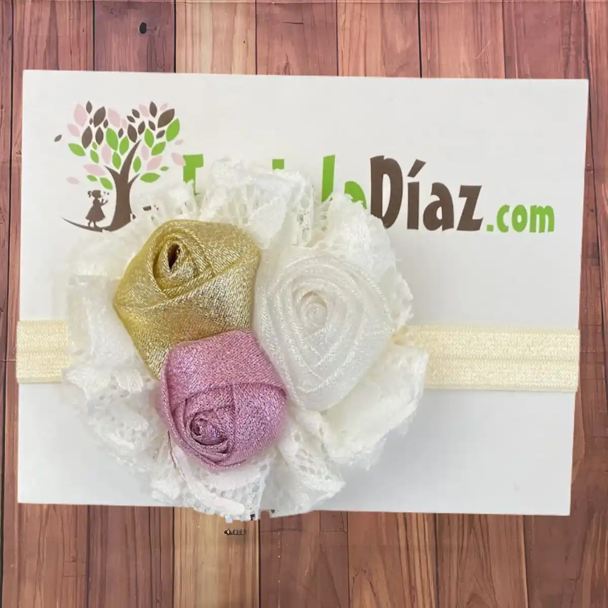 Vincha Beige con Flores Dorado, Blanco y Rosado Camelia 1 Vincha Beige con Flores Dorado, Blanco y Rosado Camelia