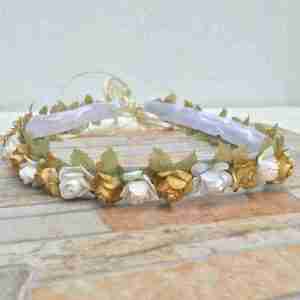 Corona Dorada y Blanca con Flores