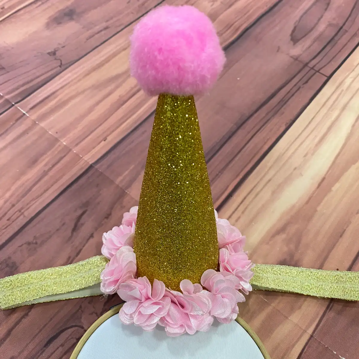 Gorrito Dorado de Cumpleaños con Flores Rosadas 4 Gorrito Dorado de Cumpleaños con Flores Rosadas - Imagen 4