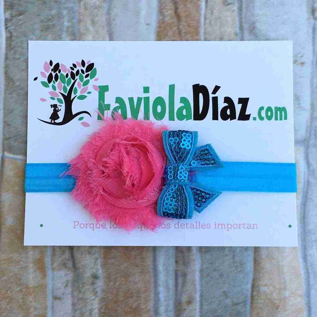 Vincha con Flor Rosada y Lazo Celeste Caridad 1 Vincha con Flor Rosada y Lazo Celeste Caridad