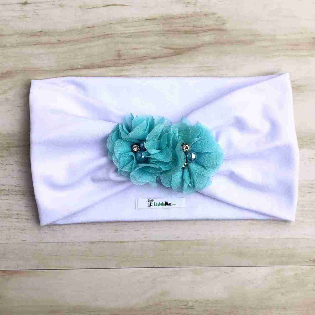 Vincha Turbante Blanca con 2 Flores Turquesa Celia 1 Vincha Turbante Blanca con 2 Flores Turquesa Celia