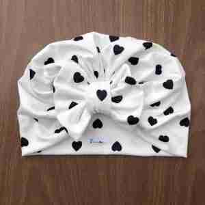Turbante Blanco con Corazones Negros de Lazo