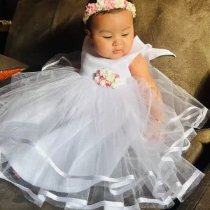 Vestido Blanco Adamaris con Prendedor Rosado
