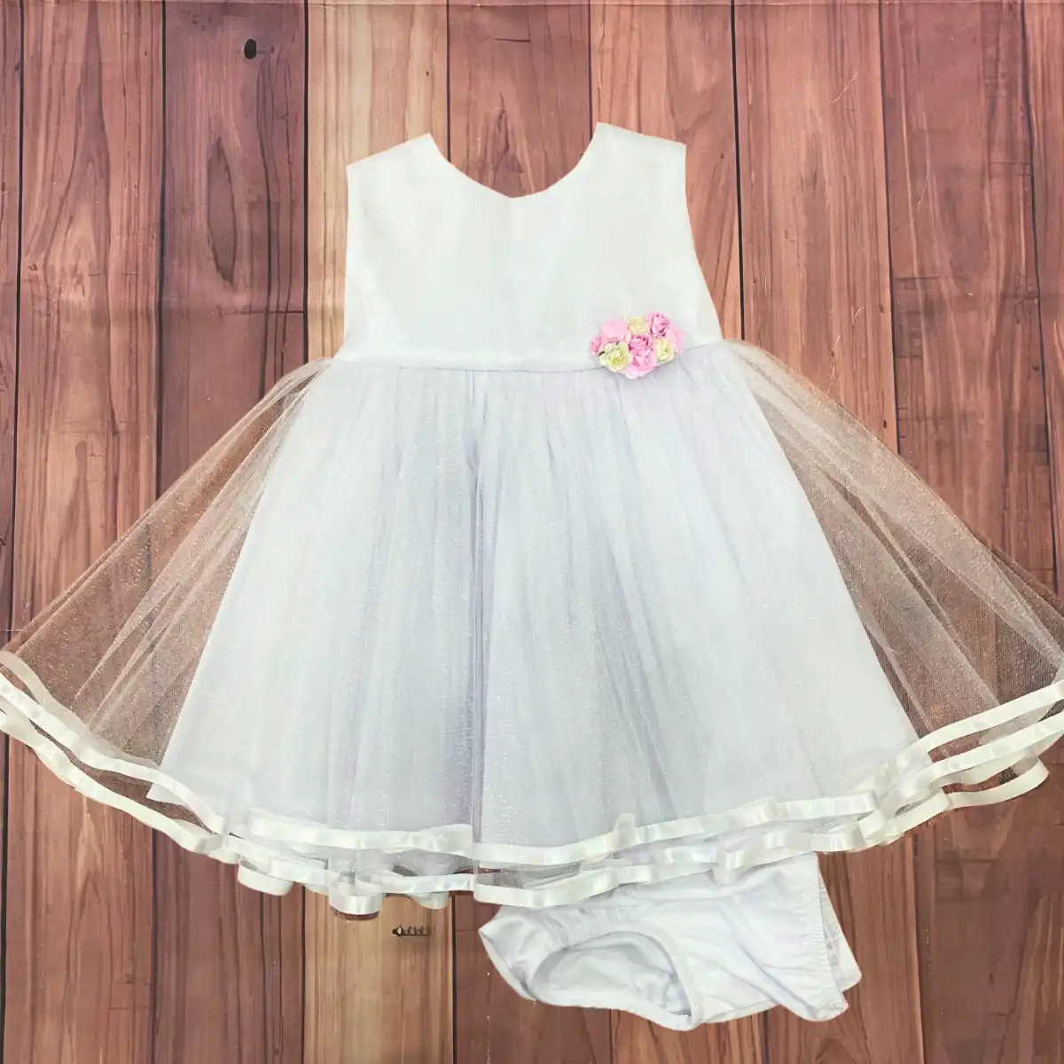 Vestido Blanco Adamaris con Prendedor Rosado 3 Vestido Blanco Adamaris con Prendedor Rosado - Imagen 3