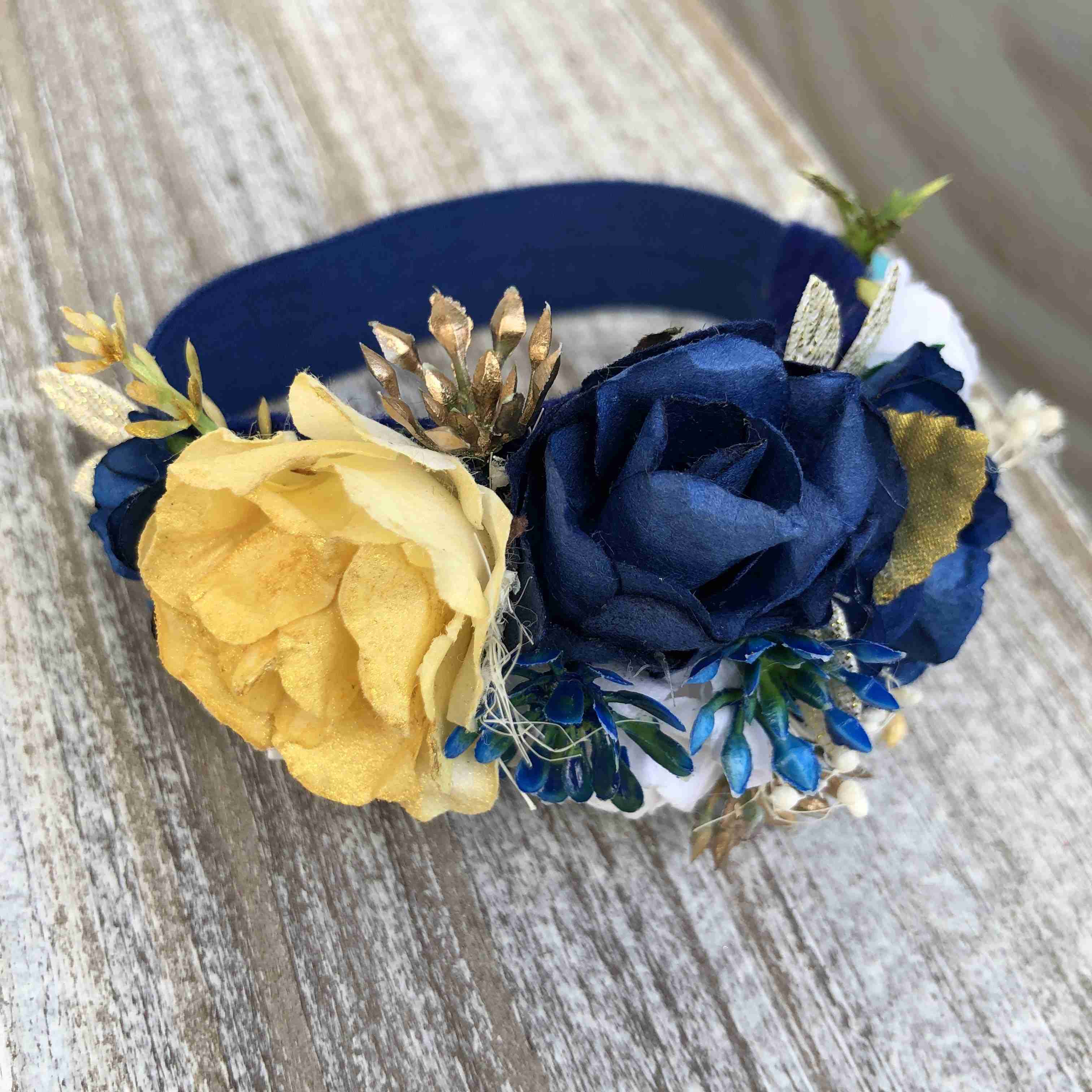 Corsage de Flores Azul, Dorado y Blanco 3 Corsage de Flores Azul, Dorado y Blanco - Imagen 3