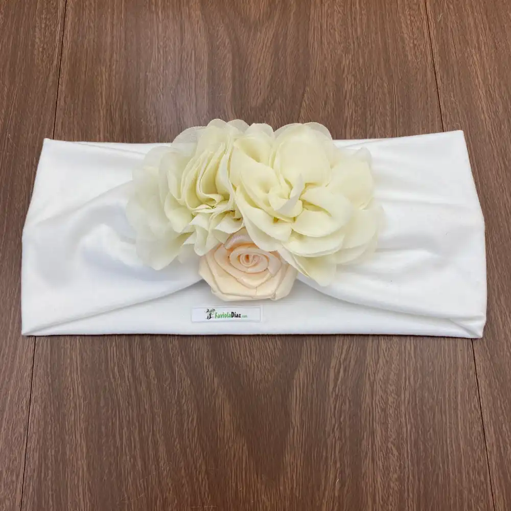 Vincha Beige Turbante con 3 Flores Beatrix 1 Vincha Beige Turbante con 3 Flores Beatrix