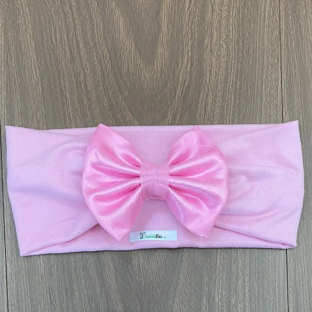 Vincha Turbante Rosada con Lazo Escarchado Carly 1 Vincha Turbante Rosada con Lazo Escarchado Carly