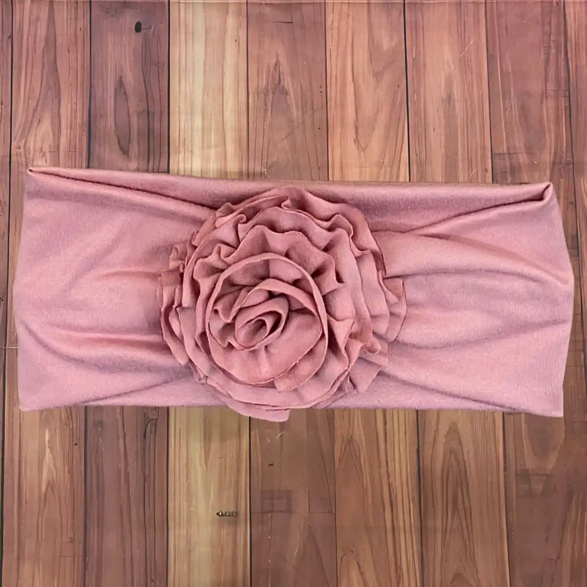 Vincha Palo Rosa Turbante con Flor Plisada 1 Vincha Palo Rosa Turbante con Flor Plisada