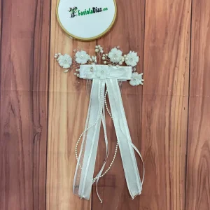 Peineta Blanca con Flores Blancas Lazo y Perlas Courtland