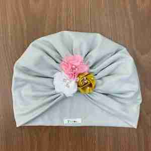 Turbante Gris con Flores Rosada, Blanca y Dorada