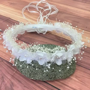 Corona Blanca con Follaje y Flores Bernardette