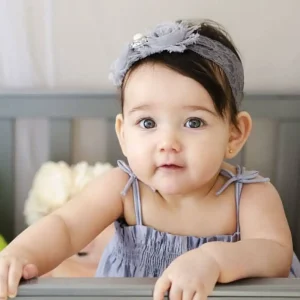 Vincha Gris de Encaje con Flores y Perla Beverly