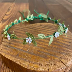 Corona Griega Verde con Flores Blancas Eliana