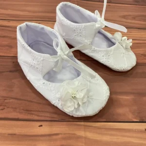 Zapatillas Blancas para Bautizo con Flor Belén
