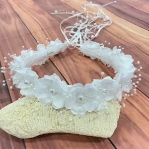 Corona Blanca con Flores Bernardette Abierta Atrás con Cintas Largas