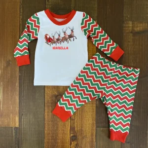 Pijama Navideña Roja y Verde con Trineo de Santa Claus y Nombre