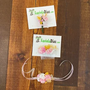 Botonier Peineta y Corsage Rosada Blanca y Dorada con Flores