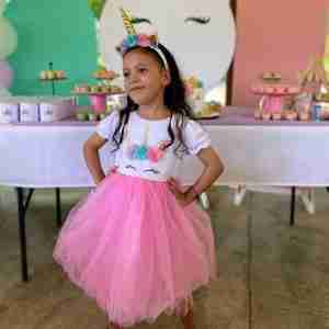 Vestido Blanco y Rosado con Mangas Bombachas de Unicornio