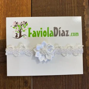 Vincha Alexandría Blanca con Flor y Perlas