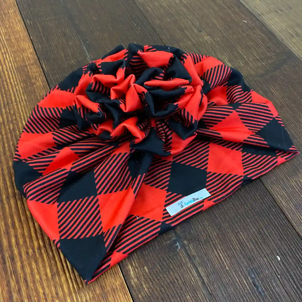 Turbante Rojo y Negro de Cuadros con Flor Plisada 1 Turbante Rojo y Negro de Cuadros con Flor Plisada