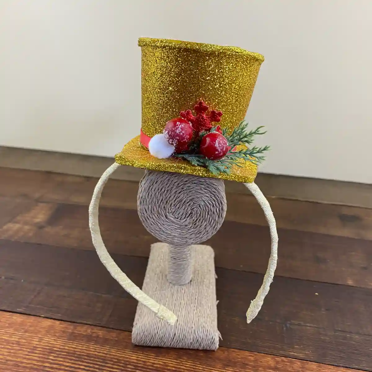 Diadema Navideña Dorada con Sombrerito 1 Diadema Navideña Dorada con Sombrerito