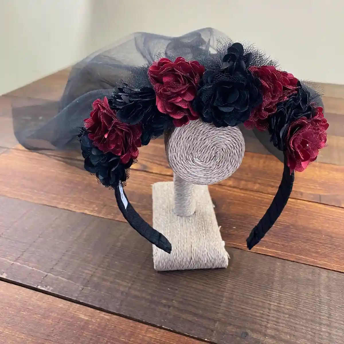 Diadema Negra y Vino con Flores Catrina y Velo 1 Diadema Negra y Vino con Flores Catrina y Velo