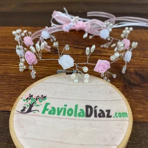 Corona Plateada de Perlas con Flores Blancas y Rosadas Courtney