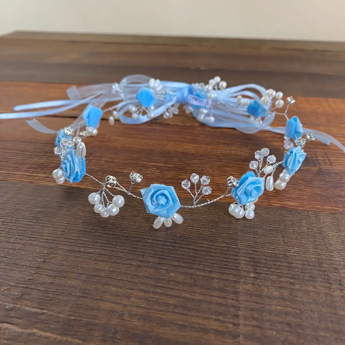 Corona Plateada de Perlas con Flores Celestes Courtney 1 Corona Plateada de Perlas con Flores Celestes Courtney