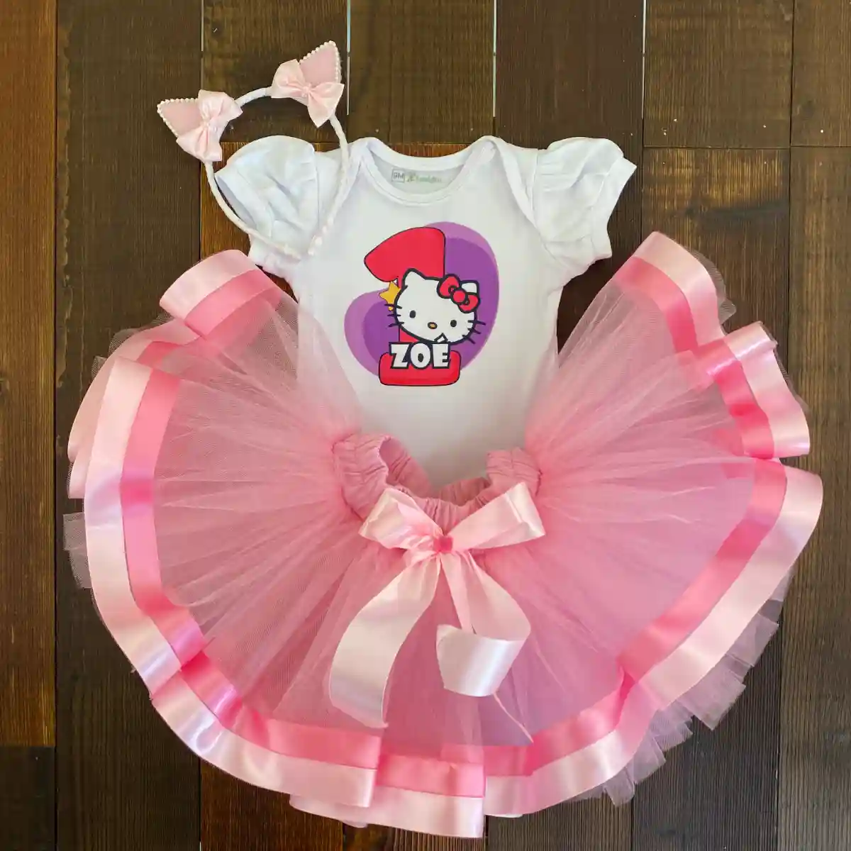 Set de Diadema, Tutu Rosado y Mameluco con Mangas Bombachas alusivo a Hello Kitty 1 Set de Diadema, Tutu Rosado y Mameluco con Mangas Bombachas alusivo a Hello Kitty