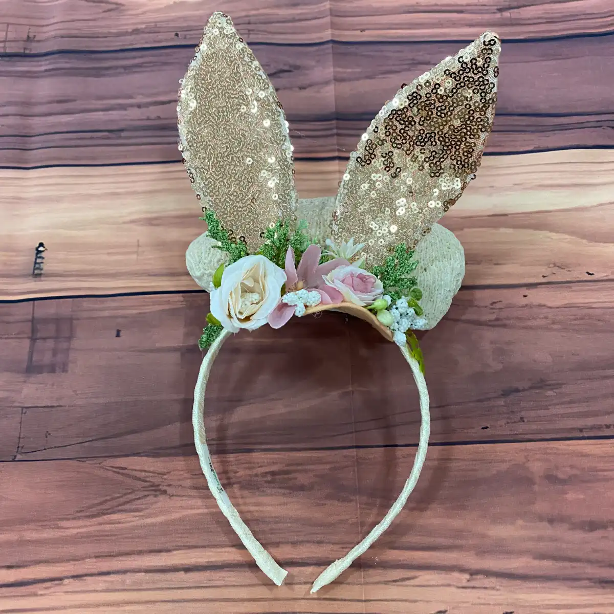 Diadema Blanca Rosada con Orejitas Doradas de Conejo 4 Diadema Blanca Rosada con Orejitas Doradas de Conejo - Imagen 4