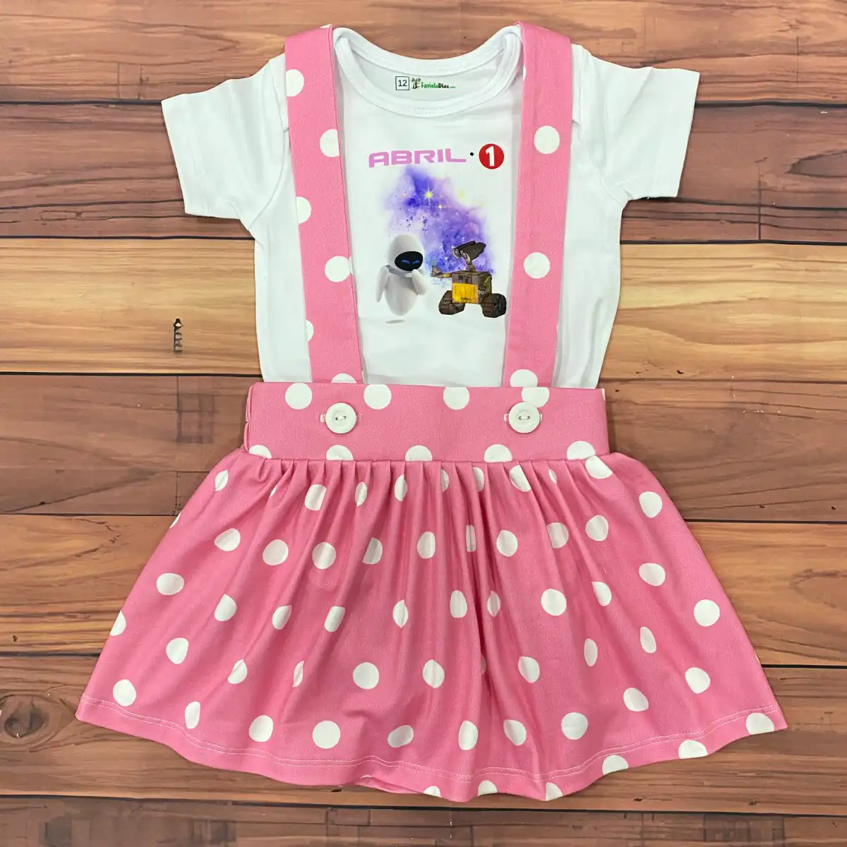Conjunto de Falda de Tirantes Rosada y Mameluco alusivo a WALL·E 1 Conjunto de Falda de Tirantes Rosada y Mameluco alusivo a WALL·E