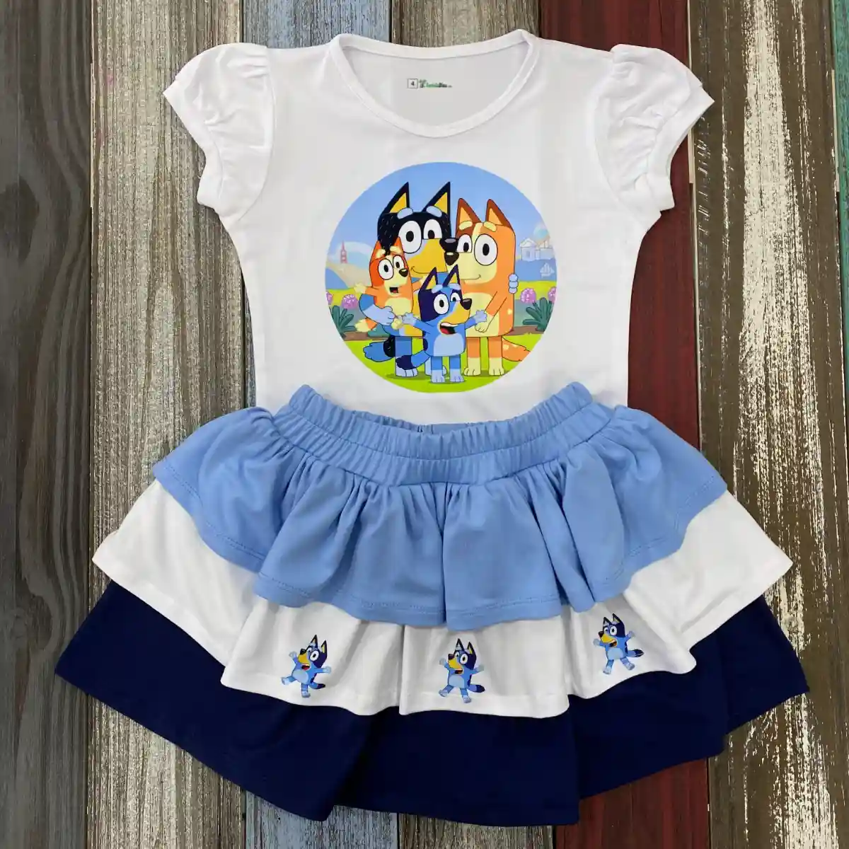 Conjunto de Mameluco con Mangas Bombachas y Falda con Alusivo a Bluey 1 Conjunto de Mameluco con Mangas Bombachas y Falda con Alusivo a Bluey
