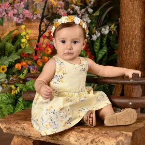 Corona-Blanca-Dorada-y-Beige-con-Flores-.webp