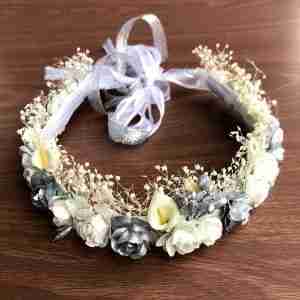 Corona Blanca y Plateada con Flores