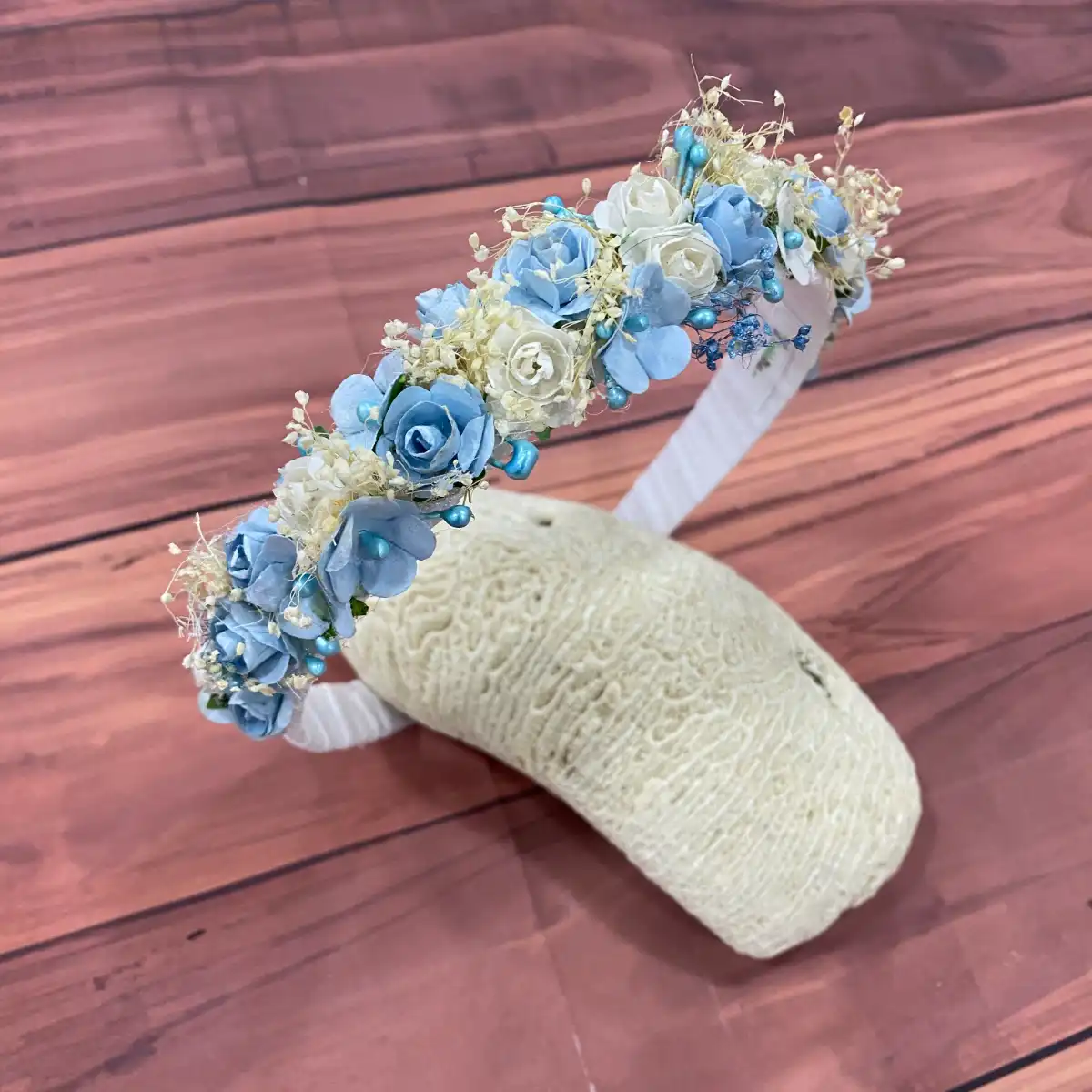 Diadema Brenda con Flores Blancas y Celeste 1 Diadema Brenda con Flores Blancas y Celeste