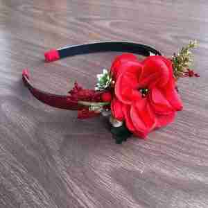 Diadema-Roja-con-Flores-Rojas-y-Verde-Antonieta-scaled-scaled-1.jpg