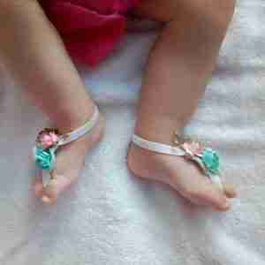 Sandalias Pie Descalzo Nahomy con Flores Blancas, Menta y Rosado