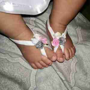 Sandalias Pie Descalzo Blancas y Plateadas con Flores