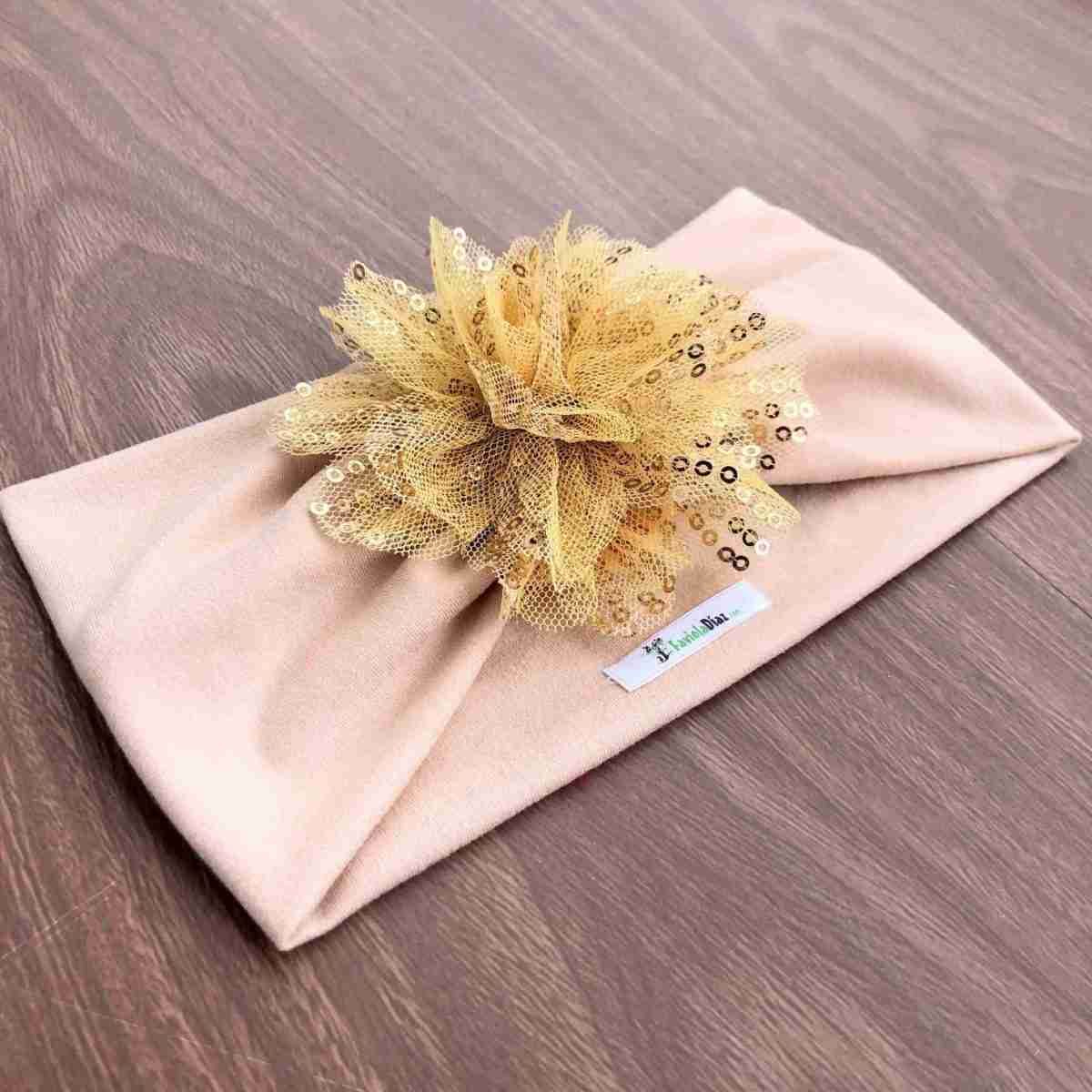 Vincha Belle Beige Tipo Turbante con Flor Dorada 2 Vincha Belle Beige Tipo Turbante con Flor Dorada - Imagen 2