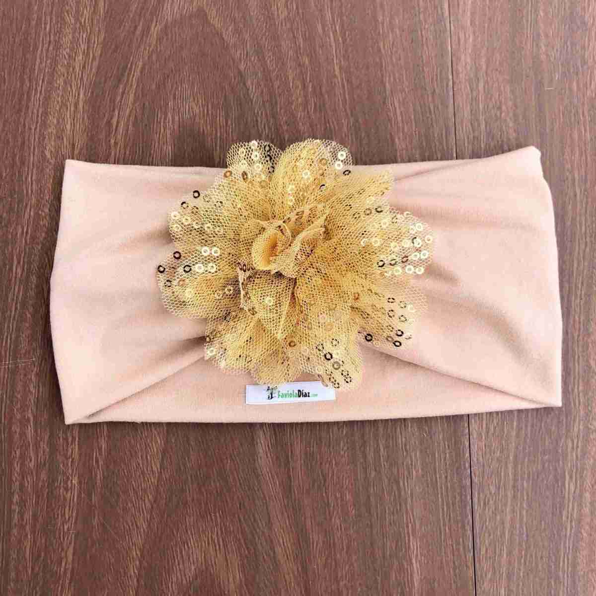 Vincha Belle Beige Tipo Turbante con Flor Dorada 1 Vincha Belle Beige Tipo Turbante con Flor Dorada
